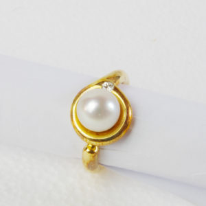Goldring mit Perle und Brilliant
