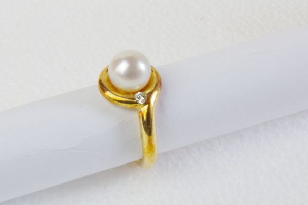 Goldring mit Perle und Brilliant – Bild 3