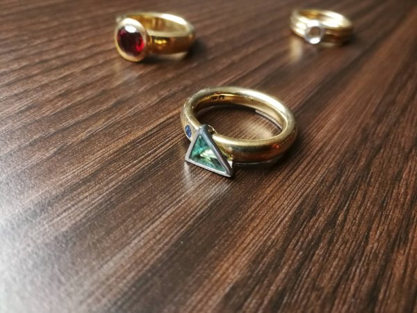 Goldring mit dreieckigem Aquamarin und kleinem Saphir – Bild 4