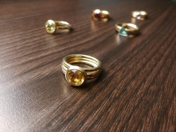 Goldring drei Schienen mit Topas – Bild 3