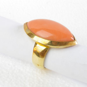 Goldring mit Koralle