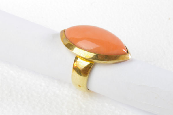Goldring mit Koralle