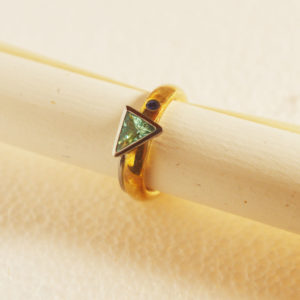 Goldring mit dreieckigem Aquamarin und kleinem Saphir