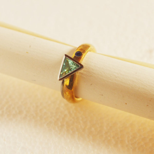 Goldring mit dreieckigem Aquamarin und kleinem Saphir