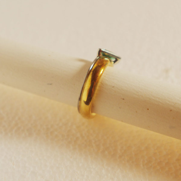 Goldring mit dreieckigem Aquamarin und kleinem Saphir – Bild 3