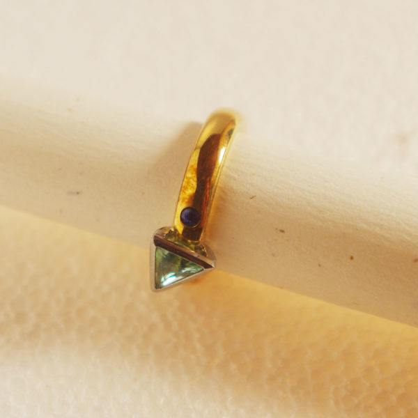Goldring mit dreieckigem Aquamarin und kleinem Saphir – Bild 2