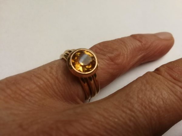 Goldring drei Schienen mit Topas – Bild 2
