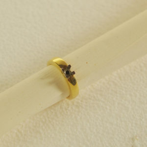 Ring aus Gelbgold mit Weissgold Fassung noch ohne Stein