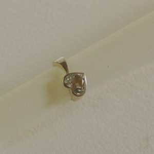 Silberring mit weissem herzförmigen Stein