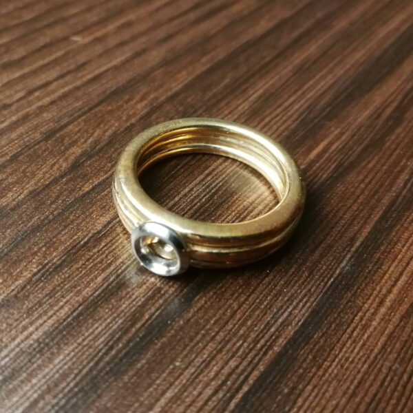 Ring aus Gelbgold mit runder Platin Fassung noch ohne Stein – Bild 3