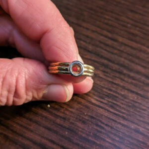 Ring aus Gelbgold mit runder Platin Fassung noch ohne Stein